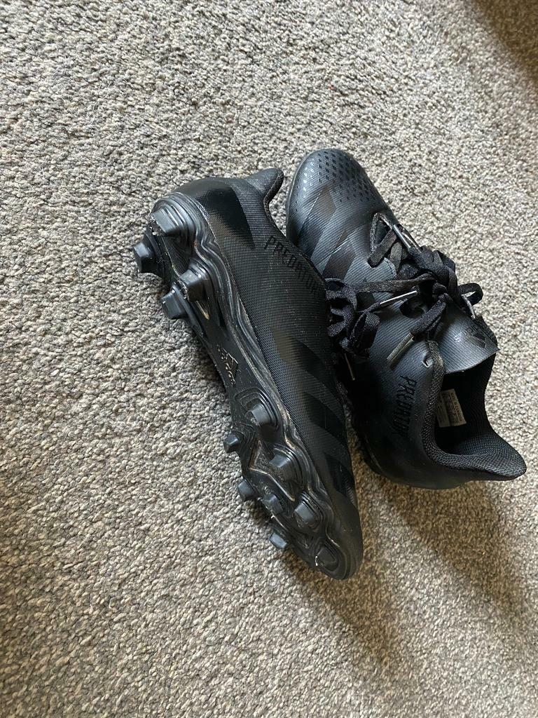 predator football boots size 3